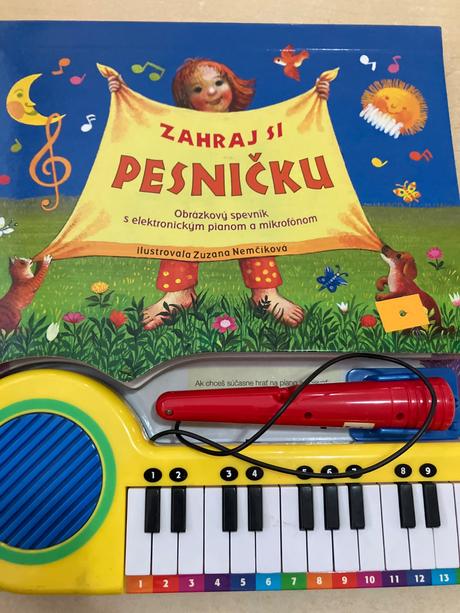 Zahraj mi pesničku kniha s klavírom a mikrofónom, 