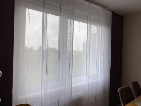 Záclony, závesy, panely na suchý zips, ťažidlá,