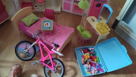 Barbie nábytok + bábiky barbie, 
