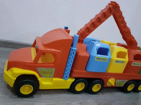 Kamión s kontajnermi a ramenom,