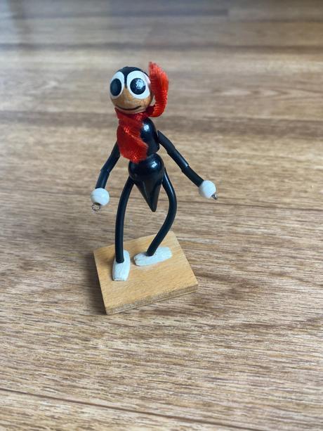 Retro postavička ferdo mravec, 