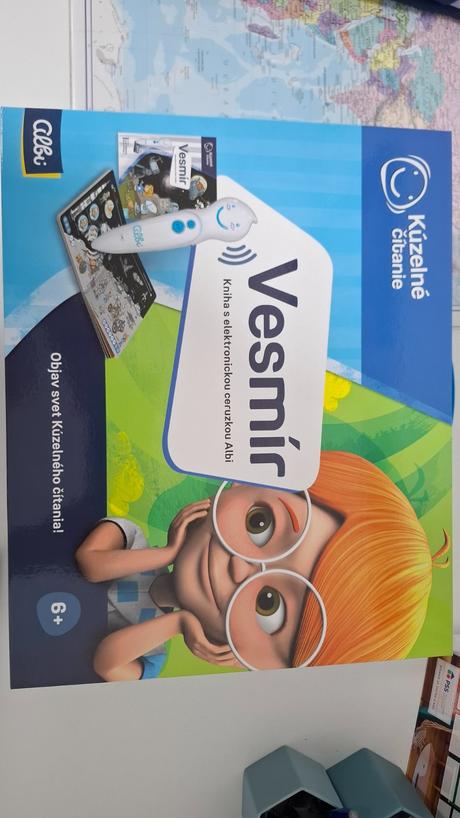Interaktívny glóbus, kniha vesmír a pero,
