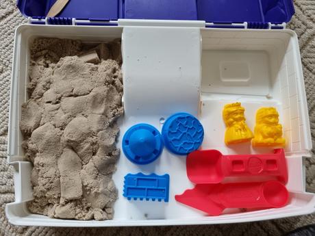 Kineticky piesok cestovný kufrík s formičkami,