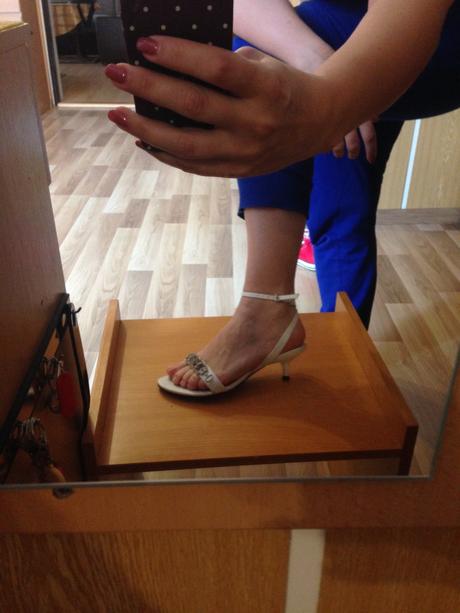 Biele sandálky na nízkom podpätku, 36