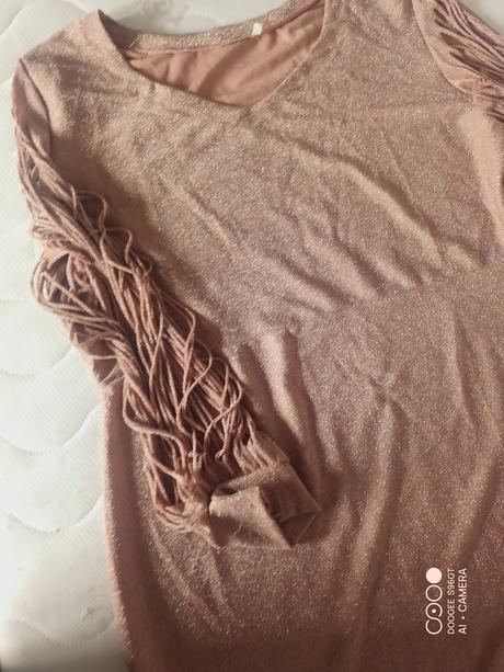 Trblietavé šaty, 44