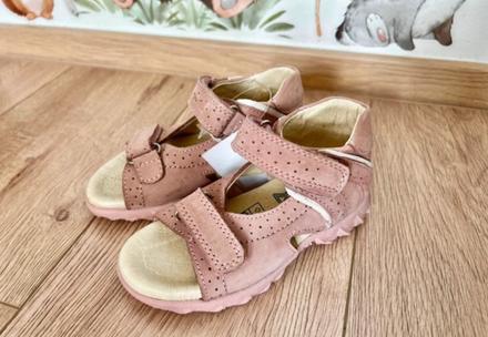 Nove kozene sandalky, 23