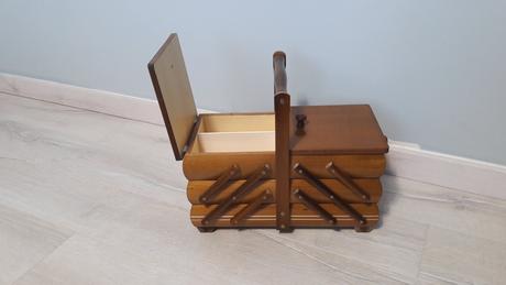 Drevená kazeta na šijacie potreby,