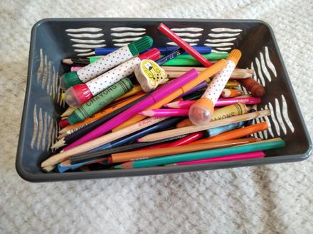 Pastelky, fixky, pera, 