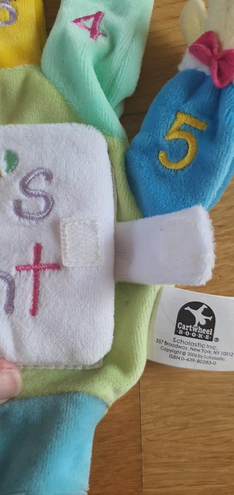 Prstove postavicky s knizkou na vyucbu cisiel v an, 