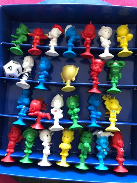 Stikeez futbal kompletne + 1 na vymenu, 