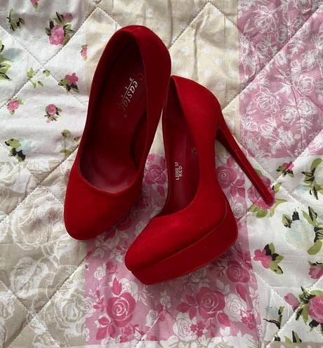 Cervene lodicky velkost 37, 37