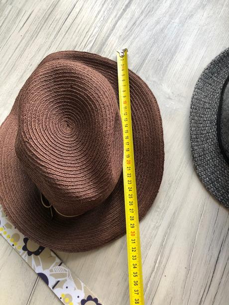 Rôzne opasky klobúky, 