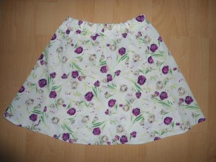 Dievcenska suknicka s kvetinkami, 134