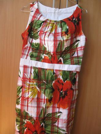 Zaujímavé dámske šaty, s