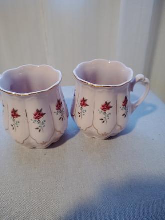 Hrnčeky z ružového porcelánu, 