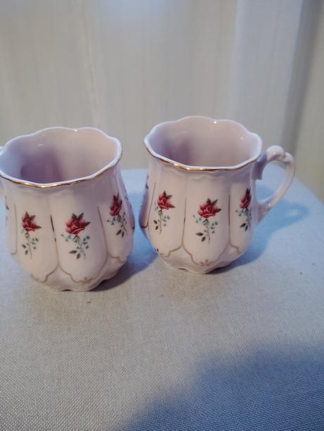 Hrnčeky z ružového porcelánu,