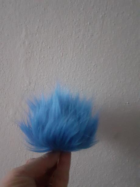 Brmbolec z umelej kozusiny,