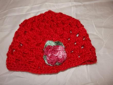 Háčkovaná čiapočka s kvetom,