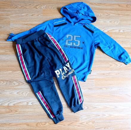 Mikina s kapucňou a tepláky, 122–134