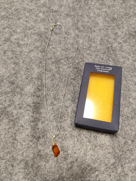 Nahrdelnik so swarovski kamienkom s krabickou, 