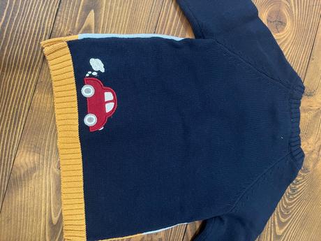 Svetrík s autami, 98