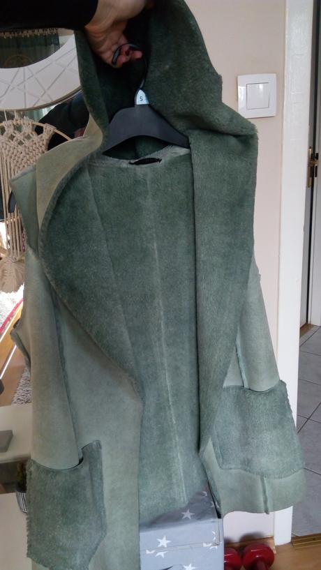 Teplá dámska vesta s kapucnou, s