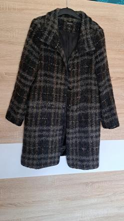 Značkový úžasný kabát, 36