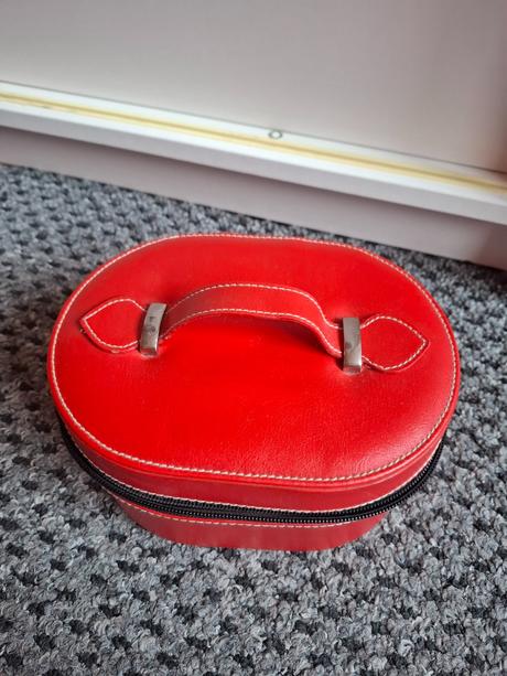 Červená šperkovnica, 