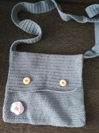 Dámska kabelka cez plece,