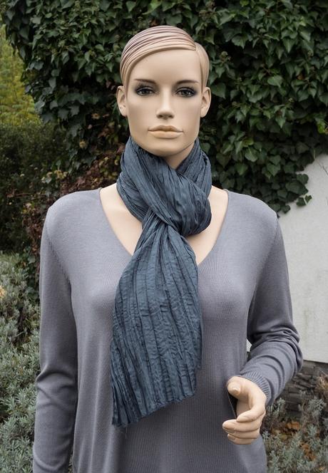 Tmavošedá jemne plysovaná šatka, l