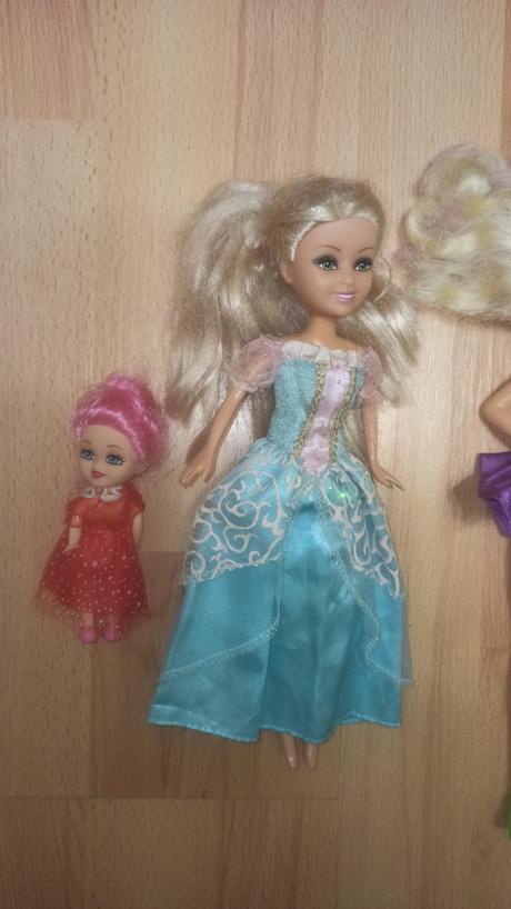 4x babiky/barbie a žezlo,