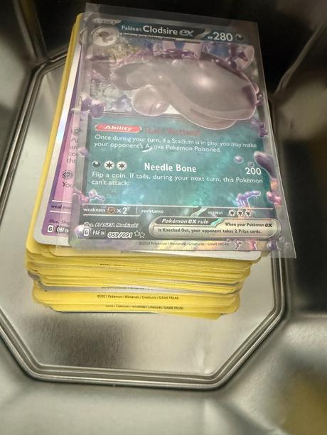 Balík 100 ks pokémom kariet + kovová tinka, 