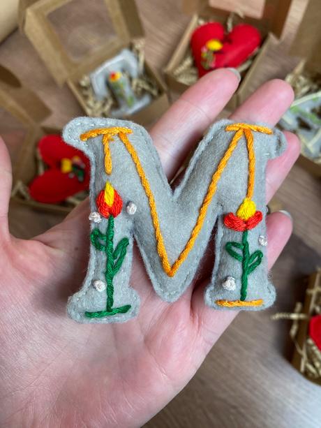 Ručne vyšívana ozdoba na kočík / ruksak, 