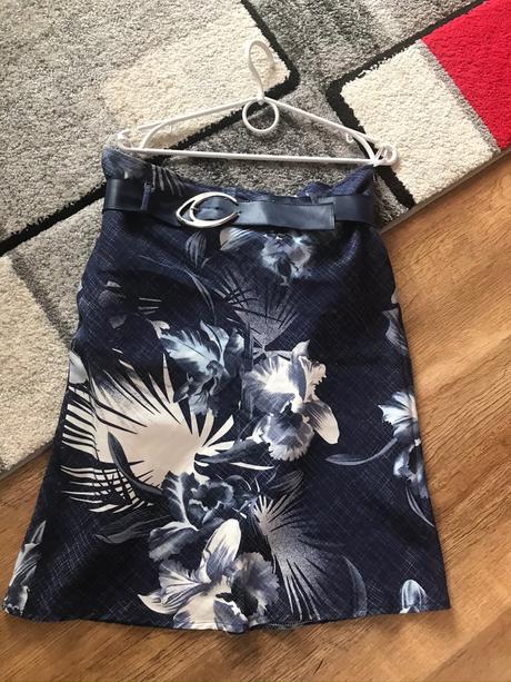 Kvetovana modra sukna, 38