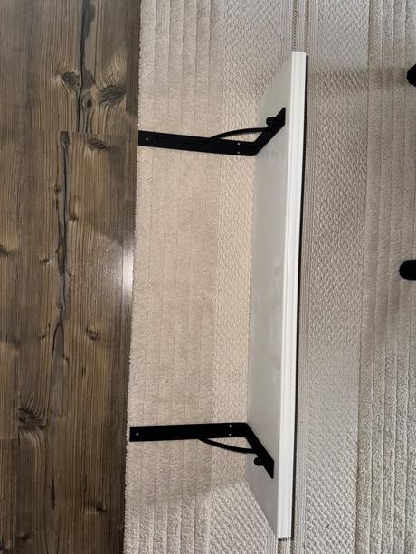 Polica s kovovymi konzolami, 