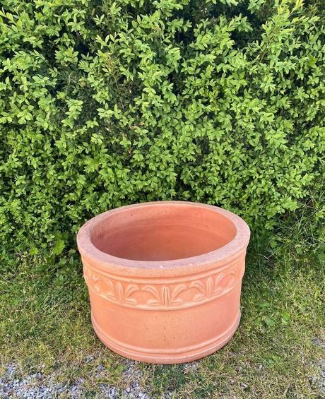 Terakotový kvetináč s ornamentom, 