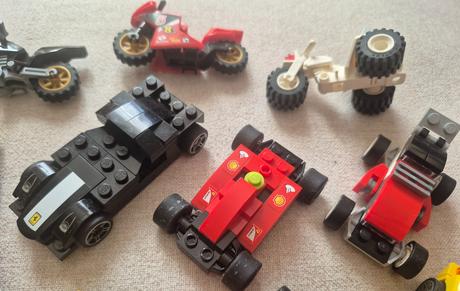 Lego autíčka a motorky,