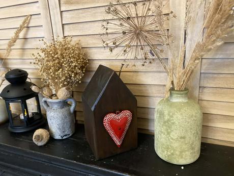 Drevený dekoračný domček a drevené okienko, 