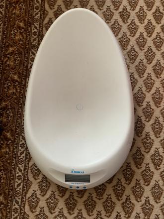 Elektronicka vaha zn. momert, 