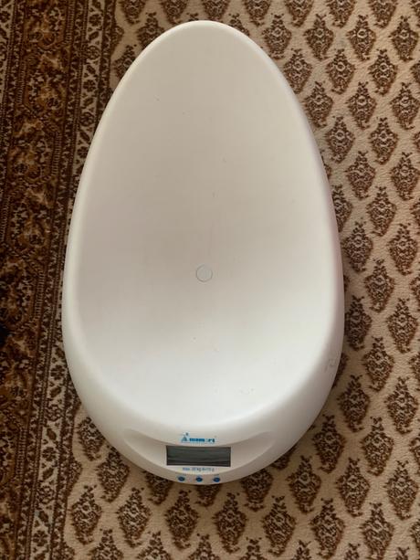 Elektronicka vaha zn. momert, 