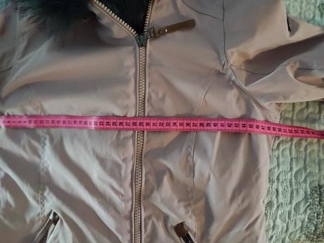 Krásna pudrovo ružová parka, s