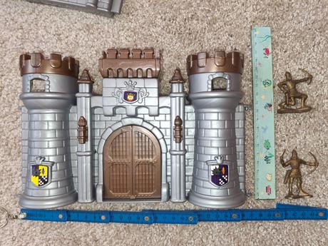 Rytiersky hrad aj s rytiermi, 