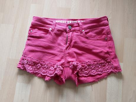 Červené šortky., gate,34