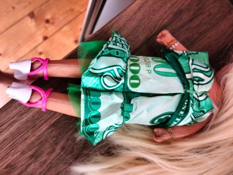 Bábika na na na surprise,