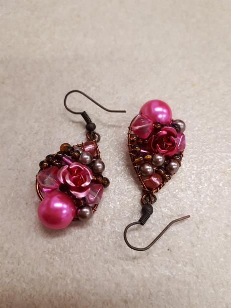 Krásne naušnice z korálok a drôtika, 
