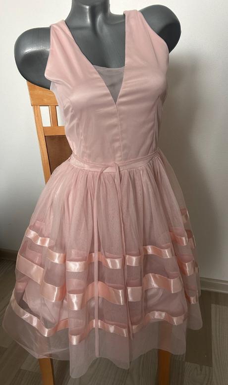 Nove saty rinascrimento, s