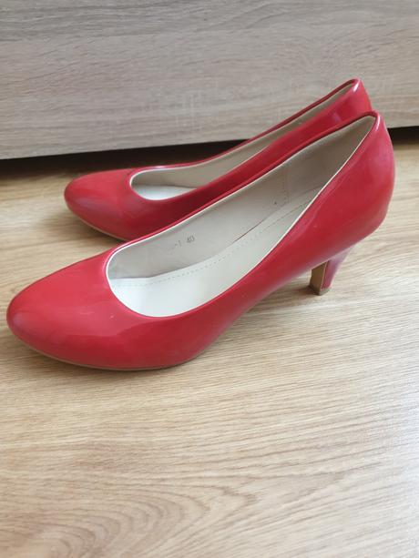 Červené lodičky, 40