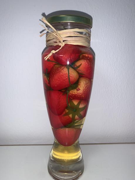 Sklenená dekorácia s jahodami,