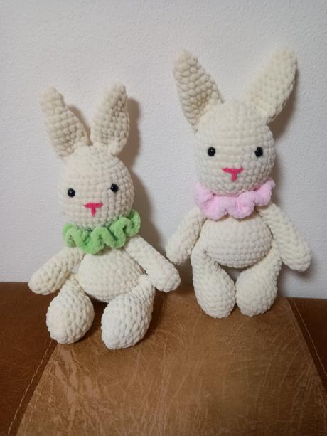 Háčkovaný zajac s golierom,