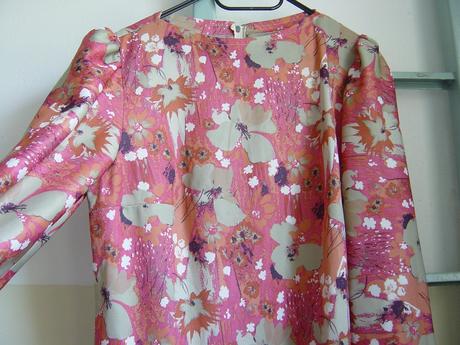 Ružové a červené šaty, 46